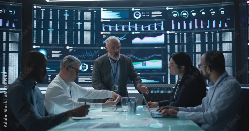 Fototapete Team Of Data Scientists and Software Developers Discussing Reports in Monitoring Room with Analytics Feed on Big Digital Screen. Senior Man Leading Artificial Intelligence Company Board Meeting