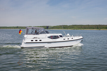 Fototapeta na wymiar Yacht Boot Hausboot Mecklenburgische Seenplatte Schulz