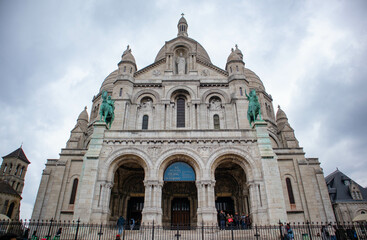 Fototapeta na wymiar La basilica del Sacro Cuore di Montmartre, città di Parigi, Francia