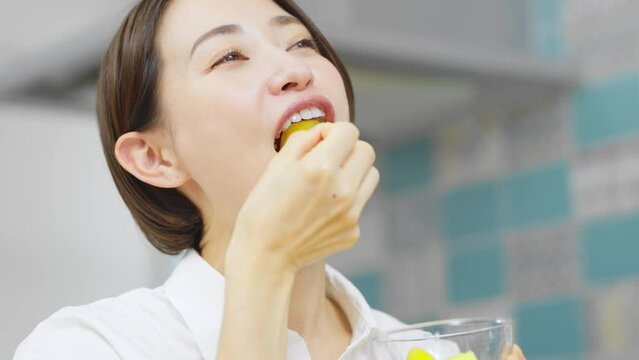 パイナップルを食べる若い女性　飲食イメージ	
