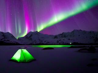 Zelt in Skandinavien mit Bergen im Hintergrund und Polarlichter