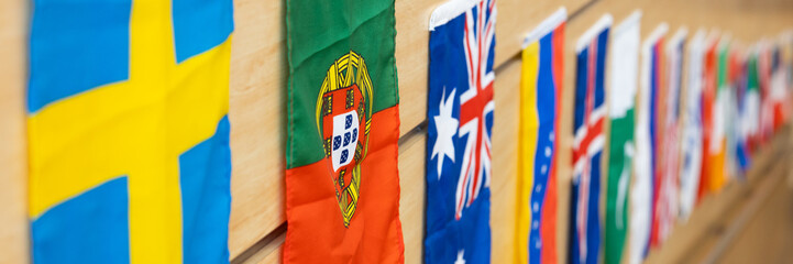 Drapeaux de plusieurs pays sur un mur - 612755111