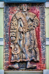 kamenz, deutschland - verwittertes relief des ratsherrn hans wagner aus dem jahr 1504