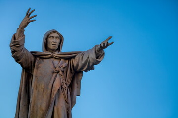 Ferrara, Italien - Denkmal von Girolamo Savonarola aus dem Jahr 1875