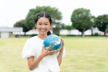 サッカーボールを持つ笑顔の女の子