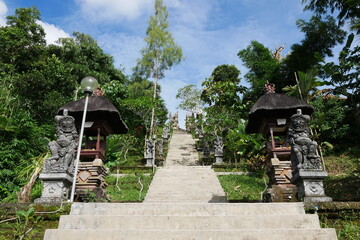 Freitreppe zu Tempel auf Bali