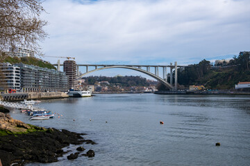 Explora la esencia de Oporto: sus callejones empedrados, icónicos puentes y emblemáticos...