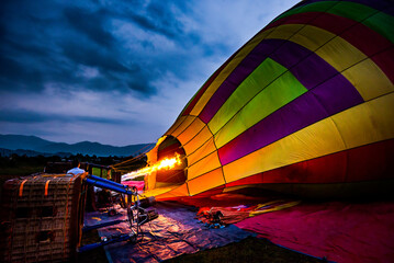 Obraz premium blowing up hot air balloon