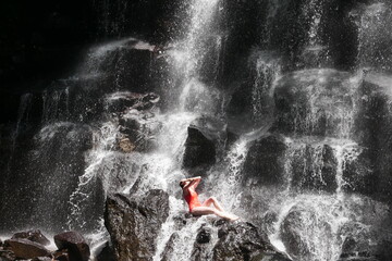 Wasserfall mit Model auf Bali - obrazy, fototapety, plakaty