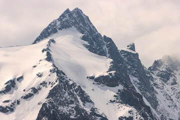 Österreichs Höchster Gipfel; Großglockner (3798m) mit Teufelshorn und Hofmannskees im Mai 2023