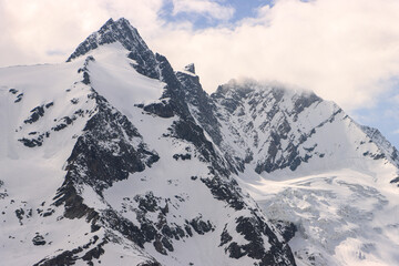 Majestätische Alpenlandschaft der Hohen Tauern; Großglockner (3798m) mit Teufelshorn und Glocknerwand, davor Glocknerkees