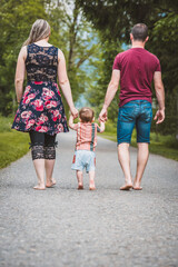 Kleinkind lernt gehen