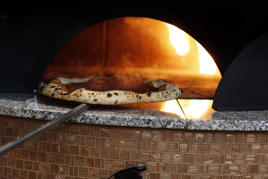 pizza saliendo del horno