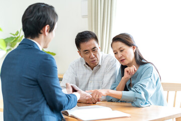 電卓を見せる営業マン