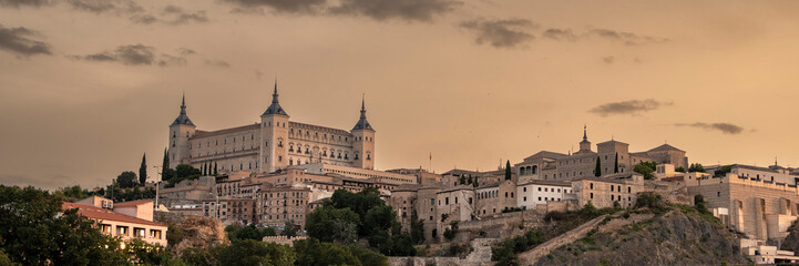 Fototapeta na wymiar Toledo, vista panorámica. Alcázar. casco historico.