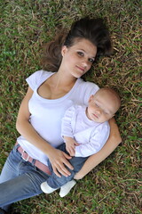 mãe e bebê juntos em area externa, amor de mãe 