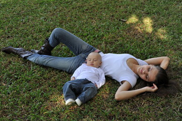 m&atilde;e e beb&ecirc; juntos em area externa, amor de m&atilde;e 