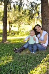 mãe e bebê juntos em area externa, amor de mãe 