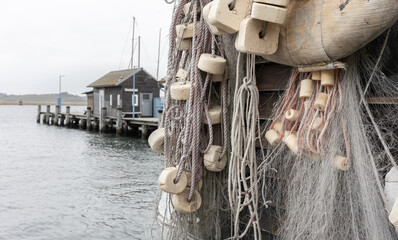 Fischernetz und Seil hängen an der Wand vom Bootshaus
