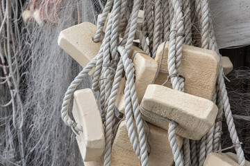 Fischernetz und Seil hängen an der Wand vom Bootshaus