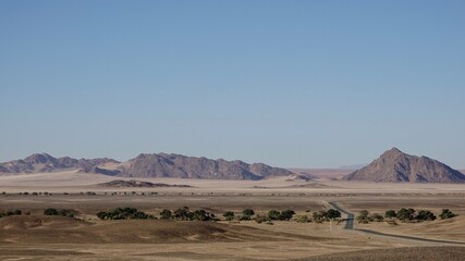 Wüstenartige Landschaft in Namibia