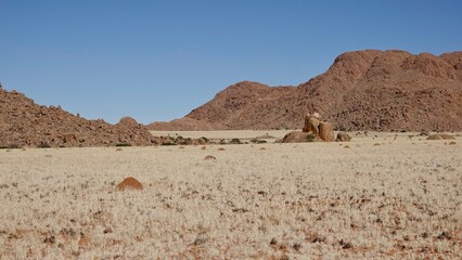 Wüstenartige Landschaft in Namibia