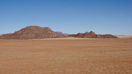 Fototapeta na wymiar Wüstenartige Landschaft in Namibia