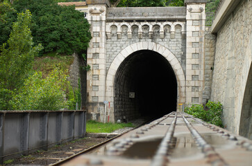 Fototapeta na wymiar Tunnel de la ligne du train des pignes à la sortie de la gare d'Entrevaux.