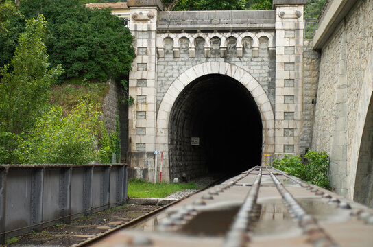 Tunnel de la ligne du train des pignes &agrave; la sortie de la gare d'Entrevaux.