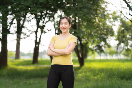 Premium AI Image  Evening jog Lady in yellow women workout
