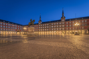 Fototapeta na wymiar Plaza Mayor at sunrise in Madrid, Spain