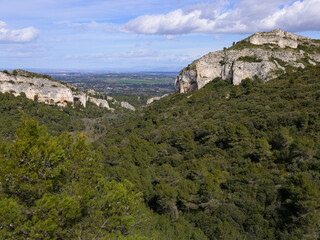 Naklejka premium Massive rock formation in the Alpilles on a sunny day