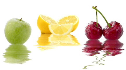 manzana limones y cerezas con reflejo en agua en fondo blanco