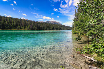 Obraz premium Picturesque View of one of the lakes in the Valley of Five Lakes Region near Jasper in the Canada Rockies