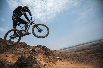 Fototapeta na wymiar cyclist practicing mountain biking, enduro.