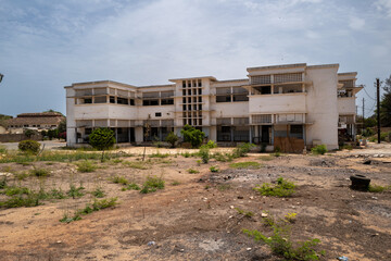 Fototapeta na wymiar Un bâtiment dans colonial dans la ville de Dakar au Sénégal en Afrique de l'Ouest. 