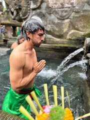 Ritual de purificación en el templo tampaksiring, Bali, Indonesia.