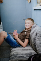 Naklejka premium child playing with chalk