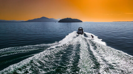 Barco Lancha Iate Mar Wakeboard Viagem Viajar Turismo Férias Atividade Ar Livre Verão Esporte Aquático Wake Ilha Litoral Florianópolis Floripa Oceano Atlântico Lago Água Mata Atlântica Náutica Drone © Pedro