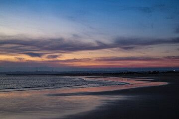 Cores do entardecer: imagem capturada após o pôr do sol, revelando as últimas tonalidades coloridas do dia na praia da Costa da Caparica.