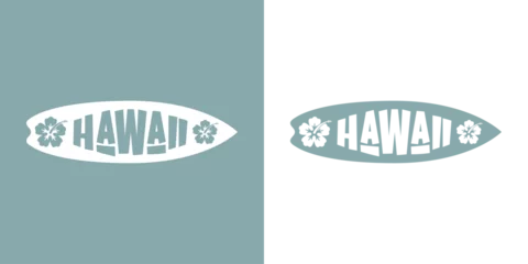 Fototapeten Logo club de surf. Letras palabra Hawaii con letras estilo hawaiano con tabla de surf con flores de hibisco © teracreonte
