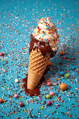 cono de helado de chocolate y crema sobre fondo azul. ilustracion de ia generativa - obrazy, fototapety, plakaty