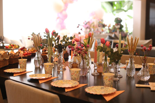 Mesa encantadora para festa chique infantil com tema de princesas, em tons de rosa, adornada com flores e castelos.