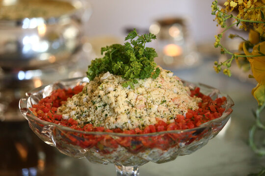 Prato servido num jantar social: arroz especial decorado com salsa crespa e tomates secos.