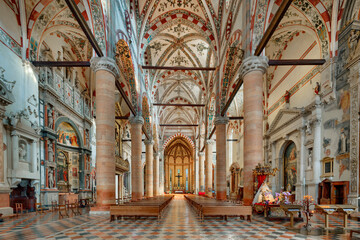 Werona, włoski gotyk,kościół pod wezwaniem św. Anastazji, Region Veneto, Włochy, wnętrze kościoła 