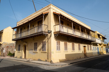 Des bâtiments délabrés dans la ville de Saint Louis du Sénégal, l'ancienne capitale coloniale française en Afrique de l'Ouest