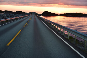 Sonnenaufgang an der Atlantikstraße in Norwegen 