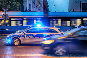 Policja polska radiowóz w akcji na ulicy w ruchu. Drogówka pościg.