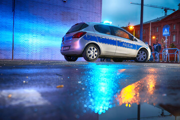 Policja polska radiowóz w akcji na ulicy w ruchu. Drogówka pościg. - obrazy, fototapety, plakaty