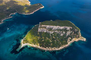 Włochy, Italia, Sardynia, mała wyspa Figarolo z lotu ptaka, skały, las, turkusowa woda, Morze Śródziemne